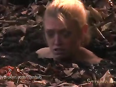 Зрелая сисястая брюнетка бежала по лесу и попала в зыбучий песок