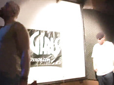 Студентки окунаются в бассейне и танцуют стриптиз на вечеринке