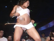 Студентки окунаются в бассейне и танцуют стриптиз на вечеринке