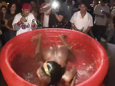 Студентки окунаются в бассейне и танцуют стриптиз на вечеринке