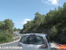 Путешествующая автостопом Angelica Heart ебётся с парнем на берегу