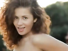 Кудрявая девка Koni Demiko занимается сексом на свежем воздухе