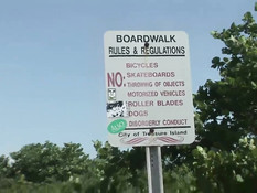 Техасские девки летом обнажаются и ласкают друг друга на пляже