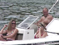 Молодые американские красотки раздеваются и танцуют на причале