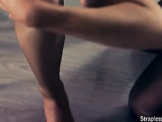 Лесби девки Jane и Raven ебутся с помощью безременного страпона