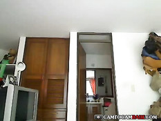 Сисястая смуглая девка с бритой пиздой на камеру танцует стриптиз