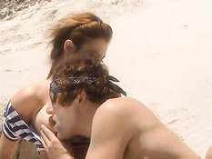 Мужчины оттрахали на знойном летнем пляже сексуальных девчонок