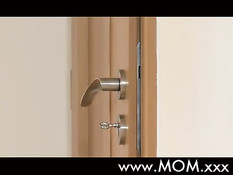 Молодая невеста раздевается и занимается сексом со своим женихом