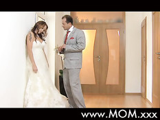 Молодая невеста раздевается и занимается сексом со своим женихом