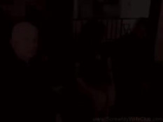 Белый мужчина свингер ебёт шоколадную даму в присутствии мужа