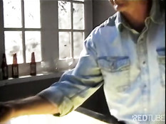 Белый мужик оттрахал в жопу грудастую мулатку в чёрных сапогах