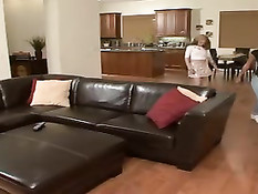 Молодая шалава Carolina West в туалете ебётся с большим папочкой