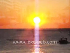 Девушка с пирсингом гуляет по городу без трусиков в жаркий день