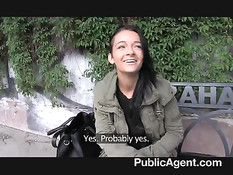 Брюнетка в лесу трахается с парнем на заднем сиденье автомобиля