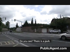 Брюнетка в лесу трахается с парнем на заднем сиденье автомобиля