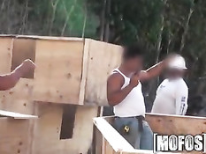 Бесстыжая молодая девчонка мастурбирует и отсасывает на улице