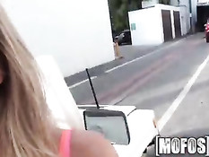 Бесстыжая молодая девчонка мастурбирует и отсасывает на улице