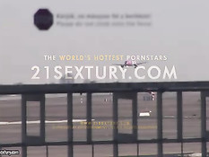 Юный любовник дал женщине отсосать и засадил в волосатую пизду