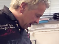 Грудастая немецкая мамочка Микаэла трахается с двумя мужчинами