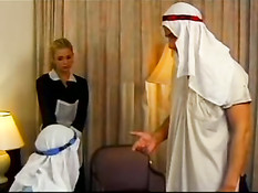 Юная горничная Demia Moor трахается с двумя арабскими мужчинами