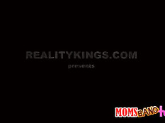 Молодой человек оттрахал свою девчонку и её развратную мамашу