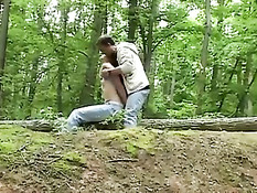 Похотливый мужчина в лесу привязал девушку к дереву и оттрахал