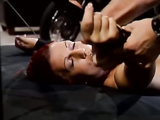 Две девки ласкают привязанную к кровати тёлку, а мужчина смотрит