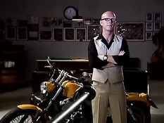 Две девки ласкают привязанную к кровати тёлку, а мужчина смотрит