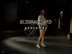 БДСМ, порка и секс раком жестокого мужчины с молодой девчонкой