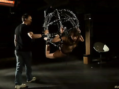 БДСМ, порка и секс раком жестокого мужчины с молодой девчонкой