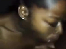 Темнокожая девушка от неожиданной эякуляции выплюнула сперму