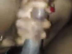 Темнокожая девушка от неожиданной эякуляции выплюнула сперму