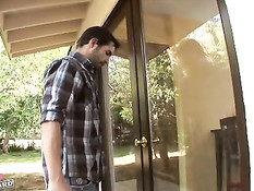 Nicole Ray отсосала сантехнику и получила член в волосатую пизду