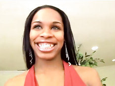 Горячая мулаточка показывает своё молодое тело и ебётся с негром