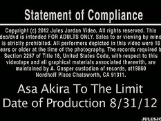 Мужчина трахает во влагалище и анус очень сексуальную девушку