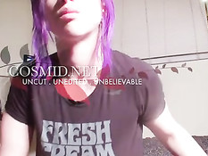 Молодая любительница с огромными сиськами дрочит фаллоимитатор