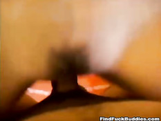 Сладкая латинка крупным планом отсасывает хуй и ебётся с парнем