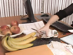 Очкастая женщина с отвисшей грудью Alia Janine дрочит хуй руками