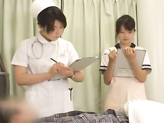Внимательная азиатская медсестричка подрочила и пососала пенис
