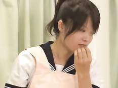 Внимательная азиатская медсестричка подрочила и пососала пенис