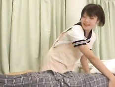 Внимательная азиатская медсестричка подрочила и пососала пенис