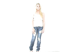 Белокурая девчонка с длинными волосами сосёт на порно кастинге