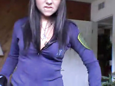 Девушка в полицейской форме Julia Bond отсасывает и ебётся раком