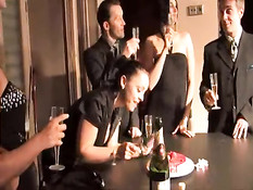 Три зрелые французские семейные пары трахаются на Дне рождения