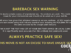 Гей с татуировками в раздевалке наслаждается минетом и ебёт друга