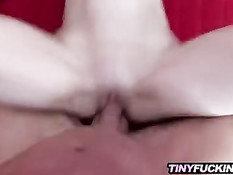 19-летняя американская девушка получила член в выбритую пизду
