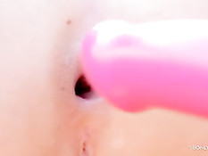 Лесбиянки целуются на свежем воздухе и играют с фаллоимитатором