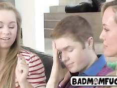 Опытная мама знает, как доставить удовольствие дочке и её парню