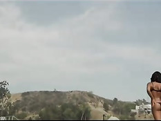 Сексуальные грудастые девки танцуют стриптиз на свежем воздухе