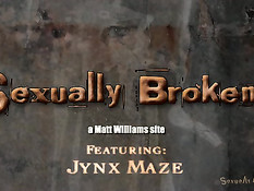 Привязанную к кровати девку трахают вибратором и дают отсосать